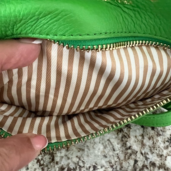 Kate Spade pebble leather Kelly green gold accents Shoulder/crossbody bag EUC - Picture 6 of 7